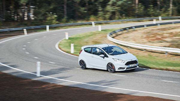 Das aktuelle Sportmodell des Fiesta namens ST200 ist ein echter Kurvenräuber. Das aktuelle Sportmodell des Fiesta namens ST200 ist ein echter Kurvenräuber.