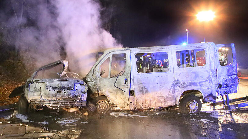 Tragischer Unfall auf der B12 - die Bilder vom Lösch- und Bergungseinsatz.