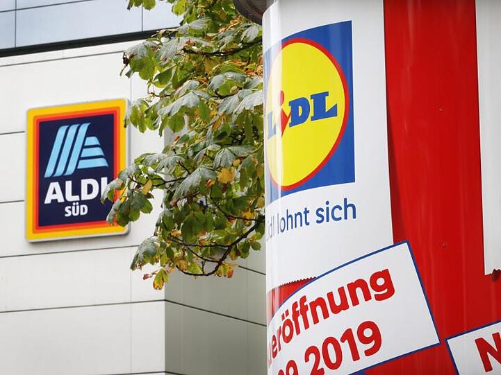 Auf einer Litfaßsäule vor der Filiale wird auf die Neueröffnung von Lidl auf der Königsallee hingewiesen.