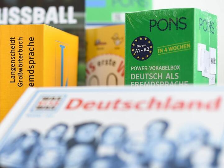 Bücher von Langenscheidt und Pons. Foto: Arne Dedert/Archivbild