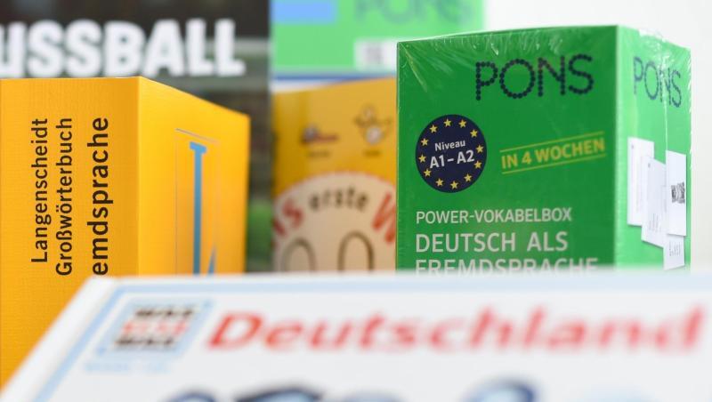 Bücher von Langenscheidt und Pons. Foto: Arne Dedert/Archivbild Bücher von Langenscheidt und Pons. Foto: Arne Dedert/Archivbild