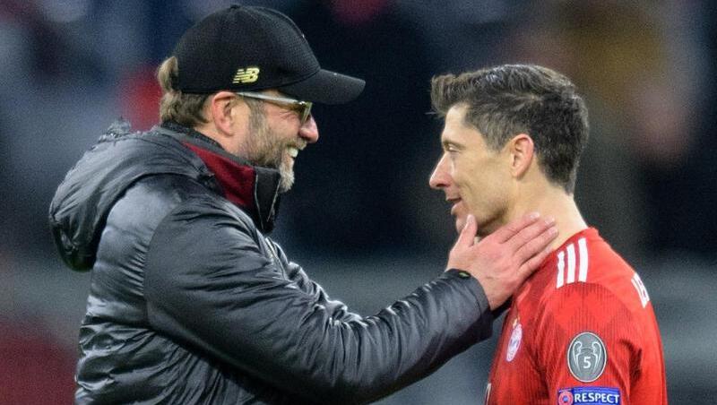 Jürgen Klopp (l.) hatte einen entscheidenden Anteil am Aufstieg von Robert Lewandowski (r.).