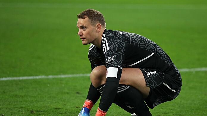 Fünf Wochen vor dem Start der WM in Katar plagen ihn Schmerzen an der Schulter: Manuel Neuer, Kapitän des FC Bayern und der deutschen Nationalmannschaft.