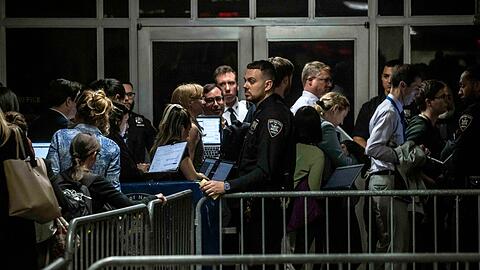 Der Richter ließ den Saal des Gerichts vorübergehend räumen, weil er sich von einem Trump-nahen Entlastungszeugen respektlos behandelt fühlte.