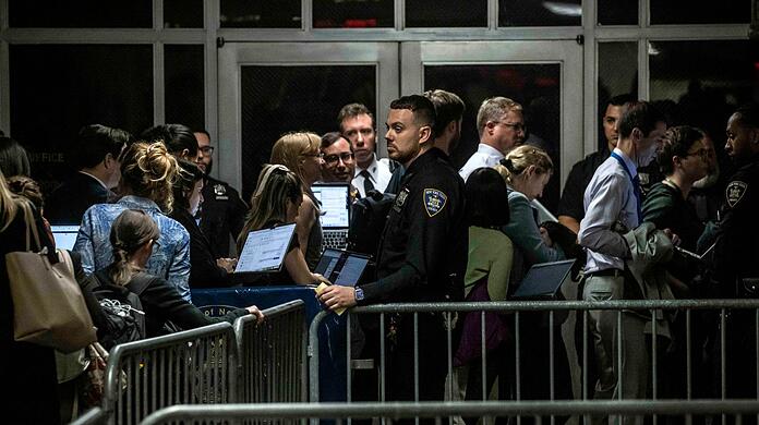 Der Richter ließ den Saal des Gerichts vorübergehend räumen, weil er sich von einem Trump-nahen Entlastungszeugen respektlos behandelt fühlte.
