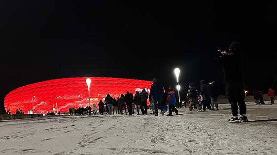 Winterzauber an der Allianz Arena. Bayern gegen Augsburg gleich im Liveticker.