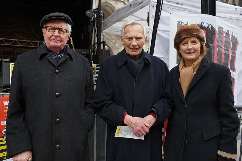 Auch Georg Kronawitter war am Samstag mit seiner Frau Hildegard am Marienplatz.