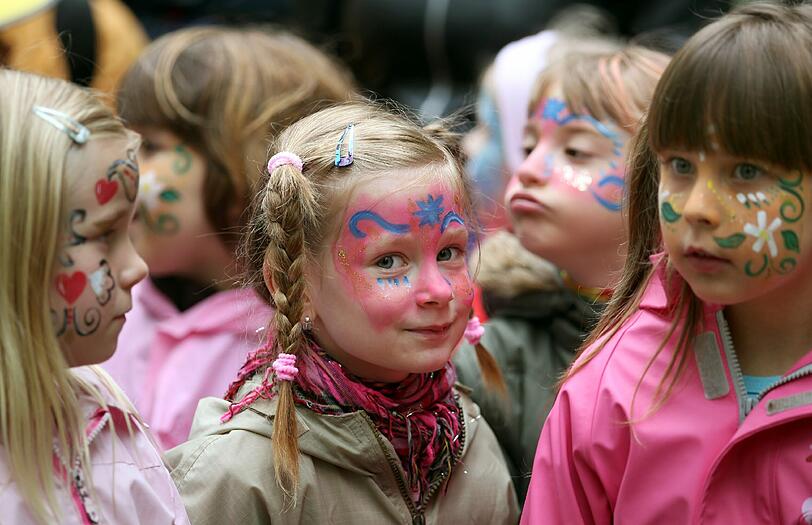 Bunte Bemalungen im Gesicht finden Kinder nicht nur zu Fasching toll &ndash; aber die Schminkprodukte sind oft alles andere als harmlos.