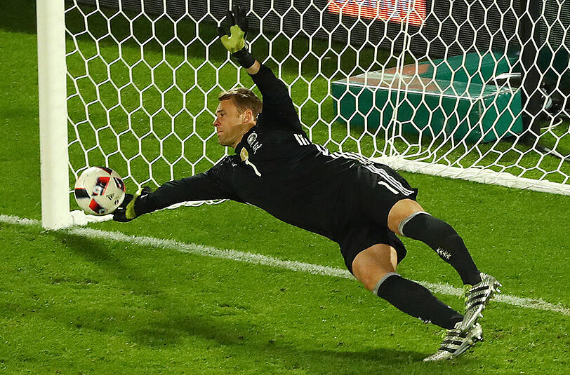 DFB-Keeper Manuel Neuer parierte im anschließenden Elfmeterschießen zwei Versuche der Italiener - unter anderem diesen hier von Leonardo Bonucci.