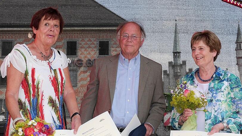 Für &bdquo;beispielhaftes bürgerschaftliches Engagement&ldquo; wurden auf dem Marienplatz mit der Urkunde &bdquo;München dankt&ldquo; ausgezeichnet (von rechts): Inge Brandenburg, Kristian Gross und Maria Ullrich.