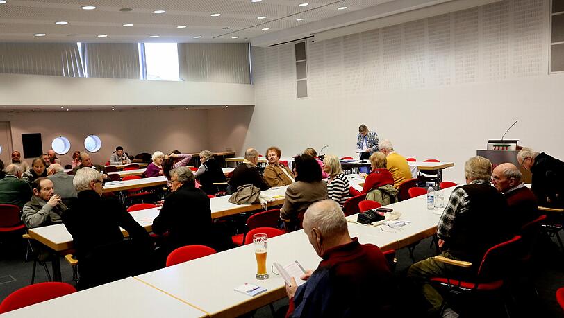 Den Gästen brannten vor allem Fragen nach einer stärkeren Regulierung des explodierenden Wohnungsmarktes unter den Nägeln. Den Gästen brannten vor allem Fragen nach einer stärkeren Regulierung des explodierenden Wohnungsmarktes unter den Nägeln.