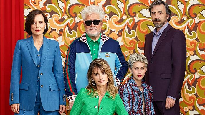 Regisseur Pedro Almodóvar (hinten Mitte) mit seinem Star Penélope Cruz (vorne) und den weiteren Darstellern Aitana Sánchez-Gijón: Milena Smit und Israel Elejalde (von links).