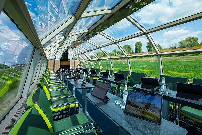 Auch Konferenzen und Tagungen sind in dem Salonzug möglich - etwa mit Ausblick unter dem Panoramadeck.