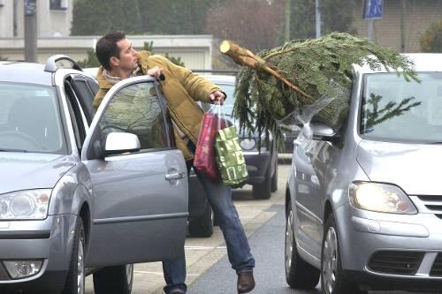 So nicht! Der Weihnachtsbaum darf andere Verkehrsteilnehmer weder behindern noch gefährden.