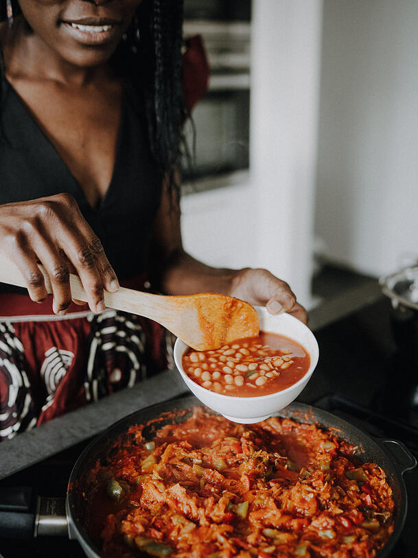 Ester Laub hat auch ein Rezept für das südafrikanische Gericht Chakalaka in ihrem Kochbuch "Africa made easy".