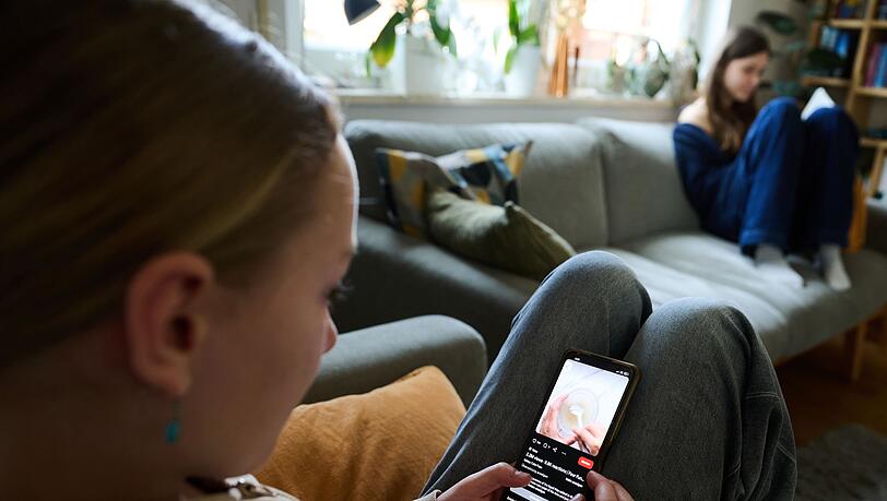 EU-Kommissionspräsidentin Ursula von der Leyen hatte der Debatte mit ihrer Forderung nach einer Altersgrenze in den sozialen Medien zuletzt neuen Auftrieb gegeben. (Symbolbild)