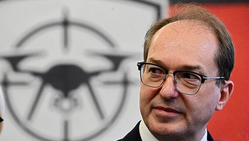 Innenminister Dobrindt dankt der Bundespolizei, die beim Aufbau des neuen Drohnenabwehrzentrums eine wichtige Rolle spielt.