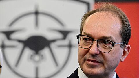 Innenminister Dobrindt dankt der Bundespolizei, die beim Aufbau des neuen Drohnenabwehrzentrums eine wichtige Rolle spielt.