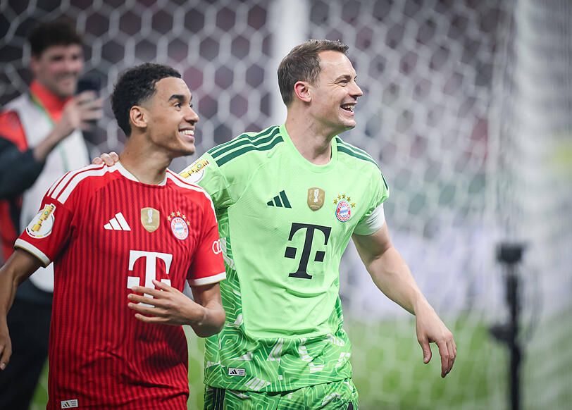 Unterstützung für Musiala: Kapitän Manuel Neuer (r.). Unterstützung für Musiala: Kapitän Manuel Neuer (r.).