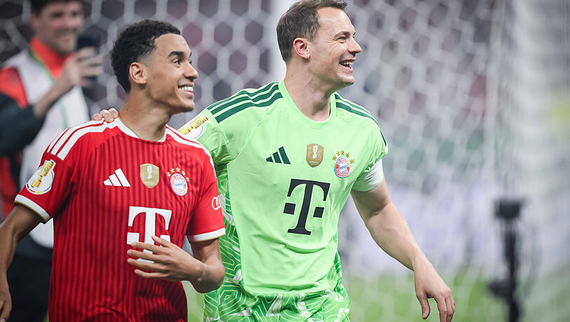 Unterst&uuml;tzung f&uuml;r Musiala: Kapit&auml;n Manuel Neuer (r.).