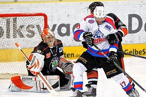 Bombensichere Defensive: Auch dank Wolfsburgs Keeper Jochen Reimer, hier beim Nürnberger 3:2-Auswärtssieg. Rechts Clarke Wilm.