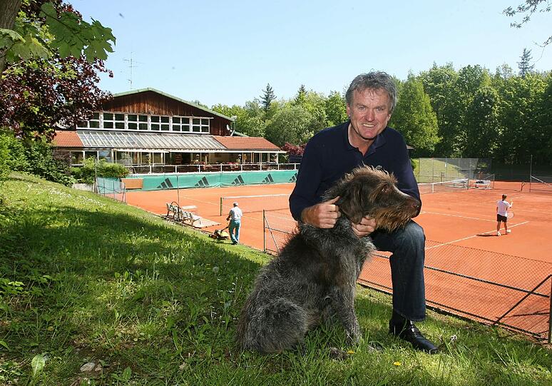 &bdquo;Ab 1974 habe ich meine Tennishalle in Anzing bauen lassen und mit meinem Gehalt nach und nach die Kosten abgestottert. Was kaum einer weiß: dass ich mit dem TC Hasenbergl vier Mal Deutscher Mannschaftsmeister im Jungsenioren-Bereich geworden bin. Ja, mit dem TC Hasenbergl. Weil die mit ihrer dortigen Anlage Probleme mit den Anwohnern und der Lärmbelästigung hatten, durften die bei mir in Anzing spielen und so bin ich in deren Mannschaft gekommen. Inzwischen hab ich die Halle verkauft und spiel selbst lieber Golf.&ldquo;