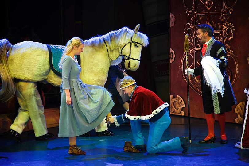 Das Pferd Horst, Tanja Petrasek (Cinderella), Lars Schmidt (Prinz) und Andreas Goebel als Haushofmeister in &bdquo;Cinderella&ldquo;.