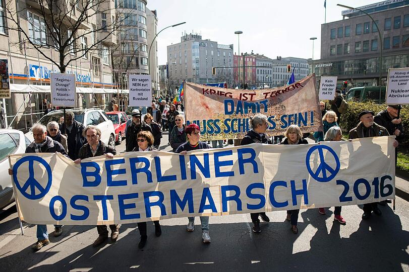 Die Ostermarschbewegung hat ihre Wurzeln im Protest gegen das atomare Wettrüsten während des Kalten Krieges. Nach der deutschen Wiedervereinigung gingen die Teilnehmerzahlen stark zurück.