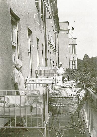 Licht, Luft und Sonne fördern die Genesung. Kinder werden Ende der 1920er Jahren deshalb, wenn es geht, auf den Balkon gebracht.
