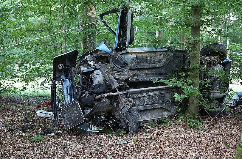 Nach einem schweren Verkehrsunfall im unterfränkischen Unterschleichach ist eine 19-jährige Frau gestorben. Die Bilder vom Unfallort.