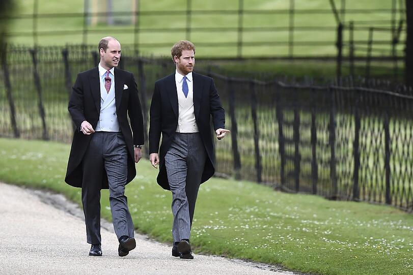 Der britische Prinz William (links) und sein Bruder Prinz Harry kommen zur Hochzeit von Pippa Middleton.