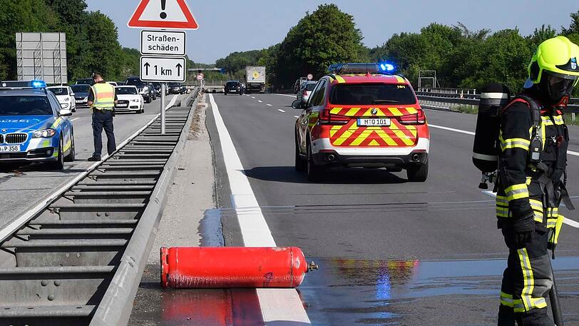 Wegen der Explosionsgefahr musste die Fahrbahn während der Bergung teilweise gesperrt werden.