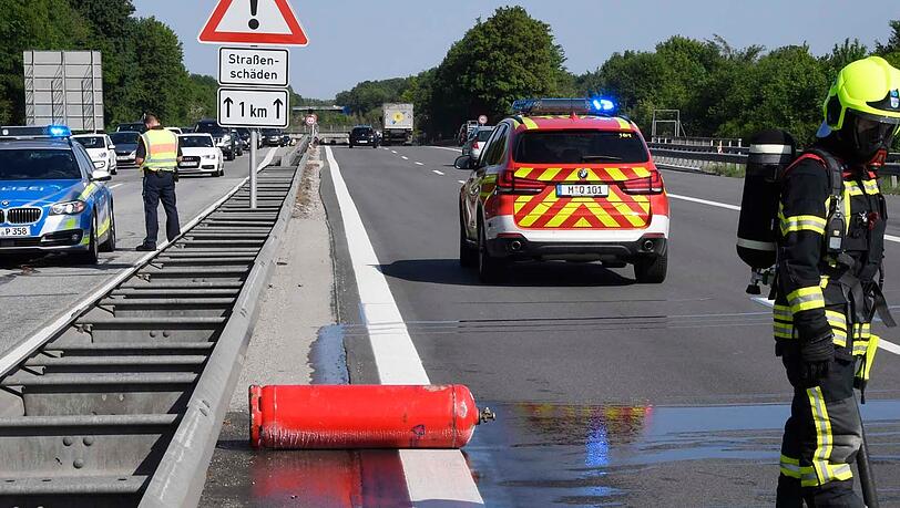 Wegen der Explosionsgefahr musste die Fahrbahn während der Bergung teilweise gesperrt werden. Wegen der Explosionsgefahr musste die Fahrbahn während der Bergung teilweise gesperrt werden.