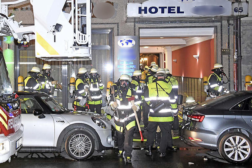 Nach einem Saunabrand in einem Münchner Hotel müssen sechs Gäste ins Krankenhaus.