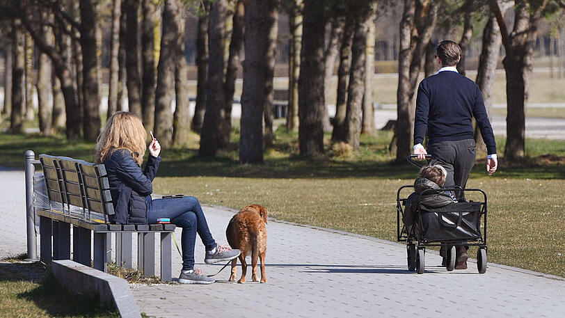 Eine Frau sitzt im Riemer Park auf einer Bank &ndash; auch hier wird es die Lokalisierungsnummern geben.