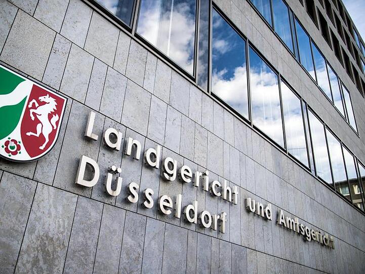 Der Schriftzug "Landgericht und Amtsgericht Düsseldorf" hängt an der Fassade. Foto: Marcel Kusch/dpa/Archivbild