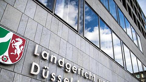 Der Schriftzug "Landgericht und Amtsgericht Düsseldorf" hängt an der Fassade. Foto: Marcel Kusch/dpa/Archivbild