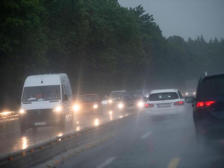 Autos fahren bei Regen über die Autobahn 95 bei München. Foto: Lino Mirgeler/dpa
