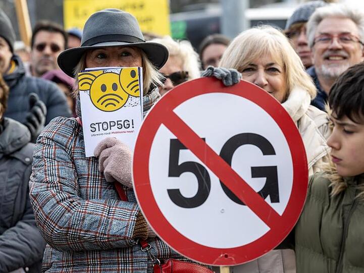 Menschen nehmen an einem weltweiten Protesttag gegen die fünfte Mobilfunkgeneration (5G) mit ultraschnellen Datenverbindungen auf dem Genfer Place des Nations teil.