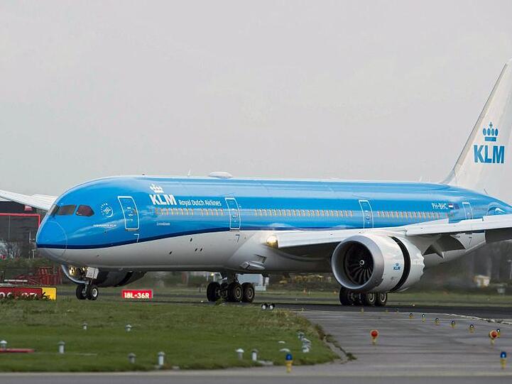 Ein Boeing-Dreamliner der KLM am Flughafen Schiphol.