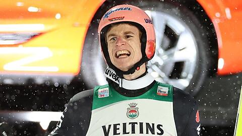 Karl Geiger jubelt im Ziel bei der Vierschanzentournee in Oberstdorf.