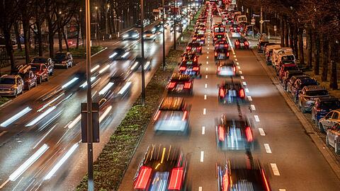 Die Landshuter Allee ist auch am Abend viel befahren. Sie ist in München mitunter am stärksten mit Feinstaub und Stickstoffdioxid belastet.