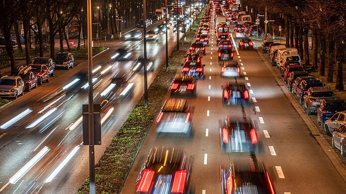 Die Landshuter Allee ist auch am Abend viel befahren. Sie ist in München mitunter am stärksten mit Feinstaub und Stickstoffdioxid belastet.