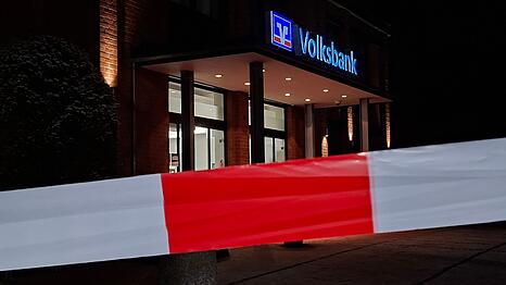Laut Polizei leerten die T&auml;ter beim Einbruch in die Bank in Stuhr bei Bremen 14 Schlie&szlig;f&auml;cher.