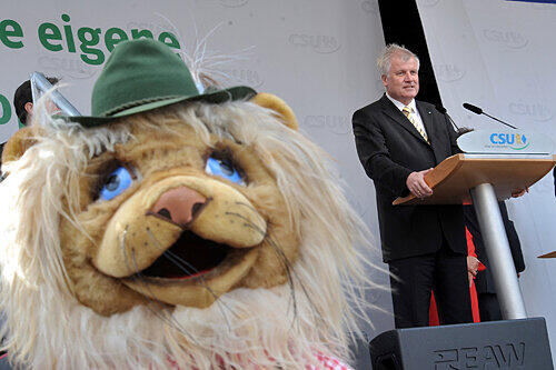 Ein bayerischer Stoff-Löwe als Wahlkampf-Maskottchen: Ministerpräsident Horst Seehofer auf dem Jakobsplatz.