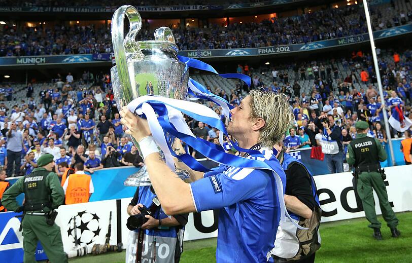 Grenzenlose Freude beim FC Chelsea: Überglücklich posieren die Spieler mit ihrem Pokal. Die Bilder vom britischen Siegestaumel.