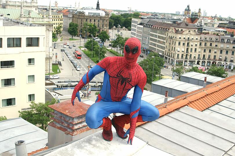 Da bekommt man schon beim Hinschauen schwitzige Hände: Spiderman in München.