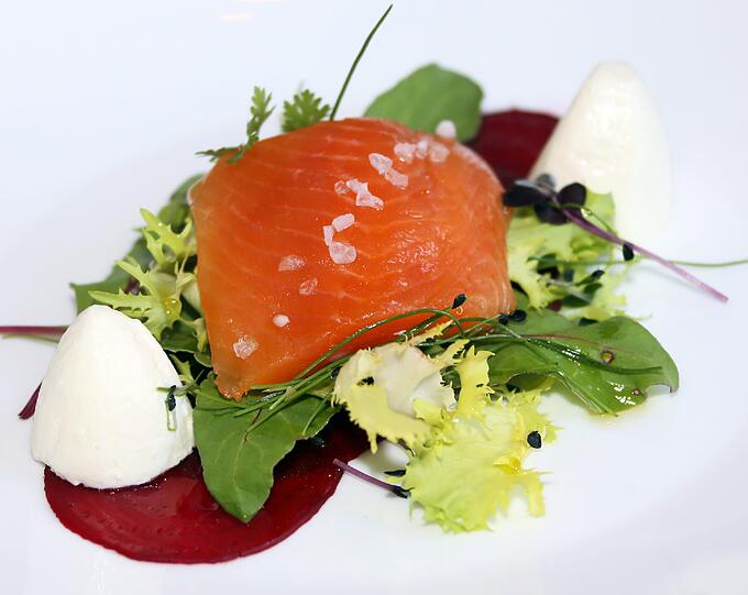 Gebeizter Saibling &ndash; Rote Beete &ndash; Meerrettichmousse &ndash; Kräutersalat
