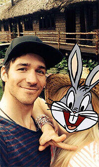 Ja schau an, was für ein Haserl hat Skistar Felix Neureuther da eingefangen? Durch das "Bugs Bunny"-Gesicht kann man Biathletin Miri Gössner fast nicht erkennen.