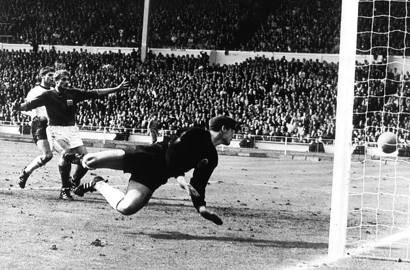 WM, 1966: Finale gegen England 2:4 n.V. - In der 101. Minute überwand Geoff Hurst den deutschen Torwart Hans Tilkowski mit einem Schuss aus kurzer Distanz. Der Ball prallte von der Unterkante der Latte auf den Boden auf und wurde dann von dem deutschen Verteidiger Wolfgang Weber übers Tor ins Toraus geköpft. Der Schweizer Schiedsrichter Gottfried Dienst entschied zunächst auf Torabstoß und erst nach Rücksprache mit dem sowjetischen Linienrichter Tofiq B?hramov auf Tor. Durch den umstrittenen Treffer von Hurst zum 3:2 ging England im Finale gegen Deutschland in Führung und sicherte sich später den WM-Titel. Es sollte die letzte Niederlage des DFB-Teams gegen einen Turnier-Gastgeber in bislang 50 Jahren bleiben.